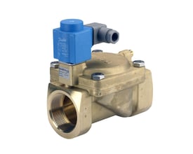 Detaljeret billede af Danfoss EV220B magnetventil i messing med 2" tilslutning, viser modelnummer og specifikationer på den blå spole.