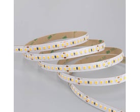 Ansell Lighting P-Cell LED bånd på 5 meter med 24V, 9,6W/meter og varm hvidt lys (2700K) vist i en krøllet formation.