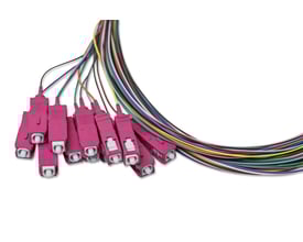 Sæt med 12 stk. Pigtail OM4 SemiTight 2m fiberoptiske kabler med pink SC/PC konnektorer og farvekodede kabler.