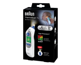 Emballagen til Braun Thermoscan 7+ øretermometer, der viser billeder af en baby og grafisk information om aldersjustering.
