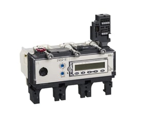 Schneider Electric relæ Micrologic 5.3A 3P 400A med digital display og knapper til indstillinger på sort sokkel.