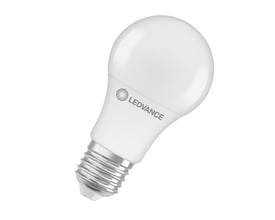 Hvid, mat Ledvance LED-lyskilde i standardform med synlig E27-sokkel, 8 W og 806 lumen.