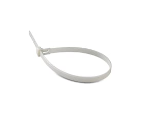 En hvid V-TAC kabelbinder på 4,5 mm x 150 mm, vist med spidsen ud af låsemekanismen.