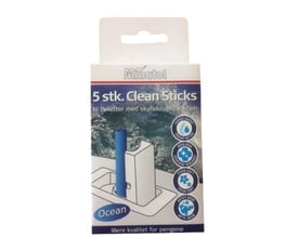 Minatol WC Stick pakke med 5 stk. Ocean duft til toiletter med skylleknapsfunktion, viser en blå stick i toilettanken.