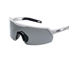 Uvex Ultrashield grå antidug-sikkerhedsbriller med et sporty design og hvid stel, set fra siden på hvid baggrund.