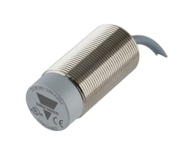 Carlo Gavazzi induktivaftaster M30 med 22 mm detekteringsafstand, set skråt med gevindhus, grå ende og kabel.