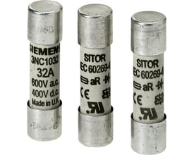 Siemens SITOR cylindrisk aR-sikring på 80 A, vist som tre hvide sikringer med metalender.