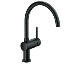 Grohe Minta K-LINE køkkenbatteri med høj C-tud, ét greb og matsort finish set skråt forfra.