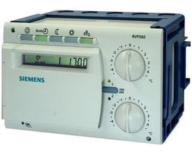 Siemens RVP360 varmeregulator med digitalt display og to drejeknapper til temperaturindstilling. Fronten er hvid med blå detaljer og et grønt display viser '1 17:00'.