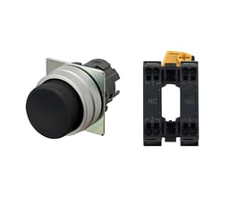 Omron A22NN Ø22 trykknap med børstet metal bezel og sort hætte, samt en separat NC/NO kontaktenhed på hvid baggrund.