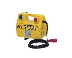 Enar AFE 2000 omformer i gul farve med 2 stk. 42-V-udtag og et rødt nødstop, klar til brug med kabel og stik.