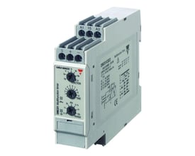 Carlo Gavazzi multifunktionstidsrelæ til 24 V DC med drejeknapper og tilslutningsklemmer, set skråt forfra.
