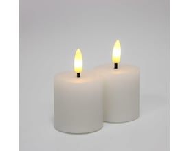 To hvide LED bloklys med lysende flammer står side om side isoleret på en ren, hvid baggrund.