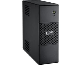 Sort Eaton 5S550I tower-UPS på 550 VA/330 W set skråt forfra med ventilationsåbninger og tænd/sluk-knap.