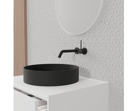 Scandtap Harmonized 1 indbygningsarmatur monteret over en sort bordpladevask på en hvid kommode, moderne badeværelsesindretning.