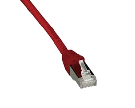 Nærbillede af Lauritz Knudsen Kat.6A S/FTP patchkabel med rød LSZH kappe, viser RJ45 stikket med metalafskærmning.