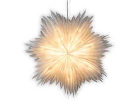 En hvid papirstjerne fra Konstsmide, 80 cm, belyst indefra og vist med en blød skyggeeffekt på en hvid baggrund.