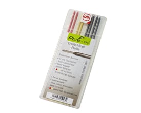 Nærbillede af Pica Dry refill stifter i en plastikboks, der viser de røde, gule og grafitstifter med QS mærke.
