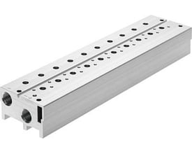 Festo tilslutningsblok VABM-B10-25S-G38-8-P3 i aluminium med flere porte, vist på en hvid baggrund.