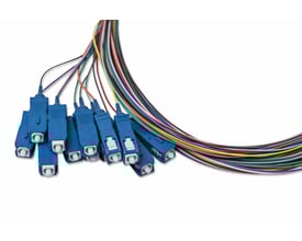Sæt med 12 stk. SingleMode G652D pigtails med blå SC/UPC-stik, 2m lange og i 12 forskellige farver, ø0,9mm.