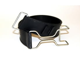 Sort gummistrop med en samlet længde på 615 mm og en strop på 488 mm, fastgjort med metal kroge.