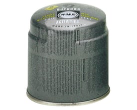 Undersiden af Sievert punkterbar gasdåse med teksten 'OUTDOOR PRIMUS ACTIVITIES' og 'MADE IN ITALY' på grå baggrund.