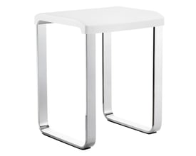 Smedbo Living badeværelsestaburet med et mat aluminiumsstel og et rent hvidt, poleret sæde.