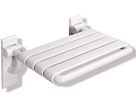 HEWI klapsæde i serie 801, 478 x 428 mm, med lamelopdelt sæde vist udfoldet på vægbeslag.
