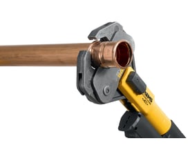 Rems presstang V-kontur 54 mm, anvendt til at presse en kobberfitting på et 54mm rør på hvid baggrund.