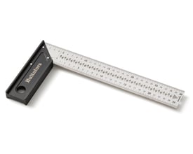 Nærbillede af Hultafors Vinkel Pro 30 cm, der viser den detaljerede metriske graduering og opmærkningshuller på klingen.