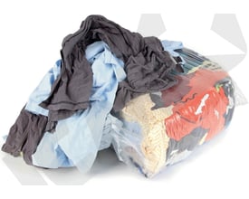 10 kg pose med kulørte tricotklude, primært fremstillet af bomulds T-shirts og sweatshirts, skåret i cirka 40x40cm størrelser.