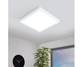 Eglo Fueva-Z hvid firkantet loftlampe monteret i loftet, oplyst og omgivet af væg og vindue.