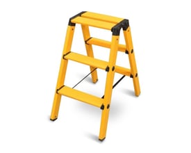 Detaljebillede af Silkeborg Stigefabrik wienertrappe i glasfiber med 3 trin og brede skridsikre trædeflader, gul med sorte beslag.