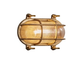 Nordlux Helford væglampe i messing med ribbet glas og beskyttelsesgitter, isoleret på hvid baggrund.