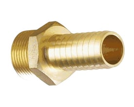 Nito slangenippel i drejet messing med 1/4 tommer rørgevind og 13,5 mm slangestuds på hvid baggrund.