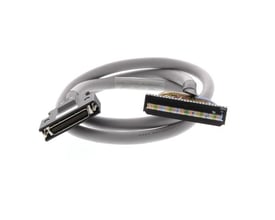 Universalkabel fra Omron til servoklemrække, 1 meter langt, med grå kappe og to forskellige stikender på hvid baggrund.