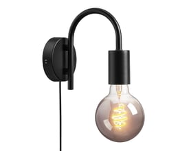 Paco retro væglampe i sort med E27 fatning og en rund, glødetrådet lyskilde, præsenteret isoleret på hvid baggrund.