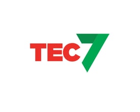 Tec7 logo med rød tekst og grøn vinkel på hvid baggrund.