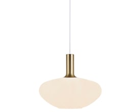 Nordlux Alton 35 pendel lampe med messing top og klart glas, hvid ledning og hvid baggrund.