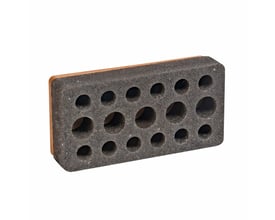 Håndslibesten på 10 x 20 cm med korn 16, fremstillet af sort skummateriale med mange runde fordybninger.