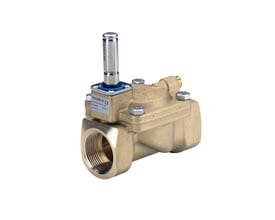 Danfoss EV220B 1 1/4" servostyret magnetventil i messing, set fra siden med etiket og synlige skruer.