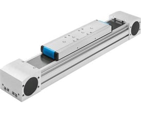 Festo tandremsakse ELGA-TB-KF-120-1200-0H i aluminium med blå og sorte detaljer, monteret på hvid baggrund.