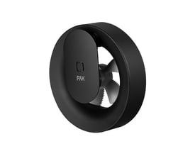 Frontalt billede af den sorte Pax Calima ventilator med synligt Pax logo og vinger.