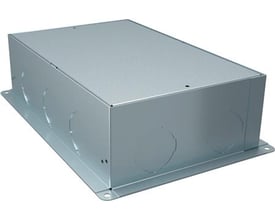 Unica System+ XL indstøbningsboks i metal, med synlige knock-outs til rør og monteringsflanger til betongulv.