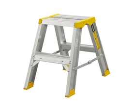 Detaljeret billede af W.steps arbejdsbukket, der viser de skridsikre trin og stabiliteten med afstivere.