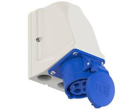 PC Electric CEE-vægmonteret stikkontakt, 16 A, 4-polet og IP44, med blåt udtag og hvidt hus set skråt forfra.