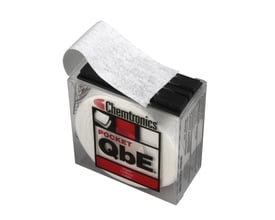 Chemtronics p-QbE Pocket Fiber Optic Cleaning Platform med en udrullet hvid fiberklud over en gennemsigtig dispenser med 200 wipes.