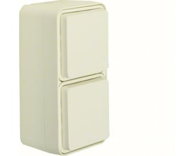 Sidebillede af Berker W.1 dobbelt stikkontakt i hvid, viser den lodrette form og IP55-klassificerede design med to afbryderknapper.