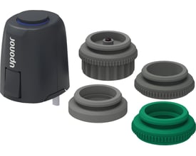 Nærbillede af Uponor Vario renoveringstelestat 230V og dens medfølgende monteringsadaptere på hvid baggrund.