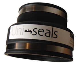 Uni-Seals kobling i sort EPDM gummi med rustfrie spændebånd, viser logo og mærkat med rørdimensioner.